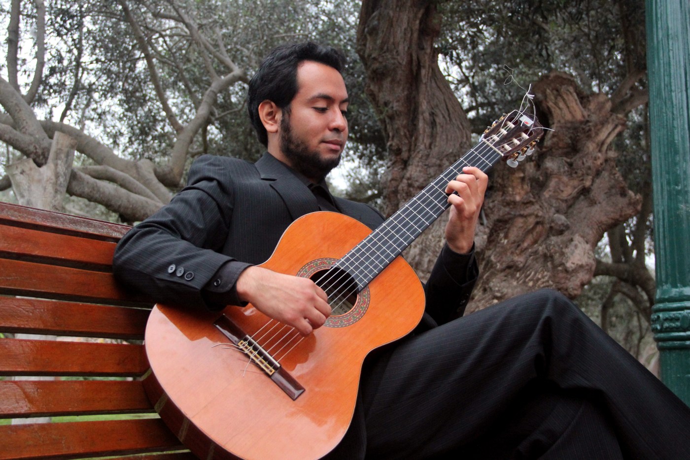 Aarón Alva, concertista de guitarra clásica y escritor