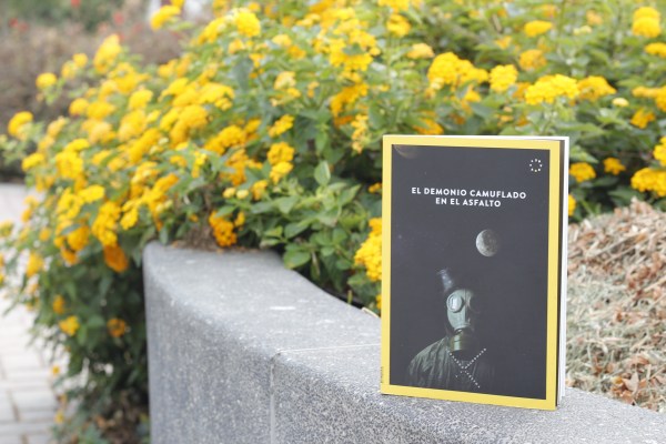 libro el demonio camuflado en el asfalto- foto lucia portocarrero